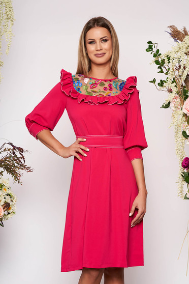 Rochie LaDonna fuchsia eleganta in clos brodata din stofa subtire usor elastica captusita pe interior si accesorizata cu cordon