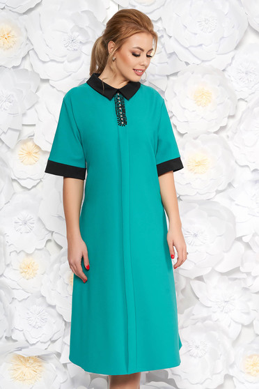 Rochie verde eleganta midi cu croi larg din material fin la atingere cu aplicatii cu margele cu buzunare