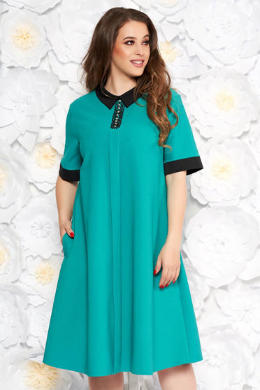 Rochie verde eleganta midi cu croi larg din material fin la atingere cu aplicatii cu margele cu buzunare