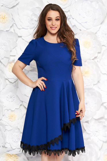 Rochie albastra eleganta midi in clos din stofa elastica subtire cu volanase cu aplicatii de dantela