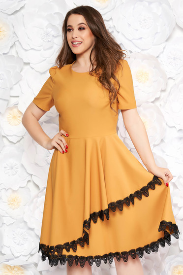 Rochie mustarie eleganta midi in clos din stofa elastica subtire cu volanase cu aplicatii de dantela