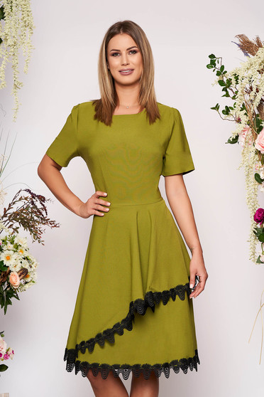 Rochie khaki eleganta midi in clos din stofa elastica subtire cu volanase cu aplicatii de dantela