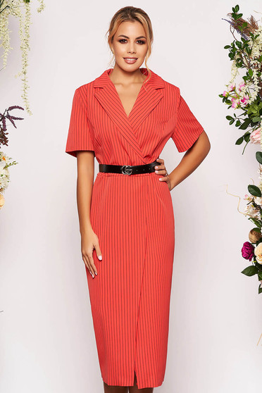 Rochie corai de zi midi cu un croi mulat din stofa subtire usor elastica cu accesoriu tip curea