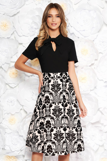 Rochie neagra eleganta midi in clos din material catifelat cu guler tip esarfa