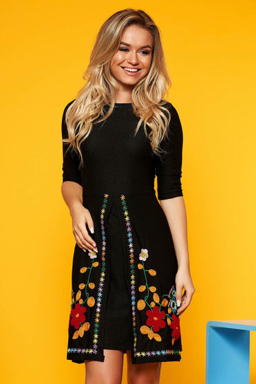 Rochie SunShine neagra de zi cu croi tip creion din material usor elastic cu insertii de broderie