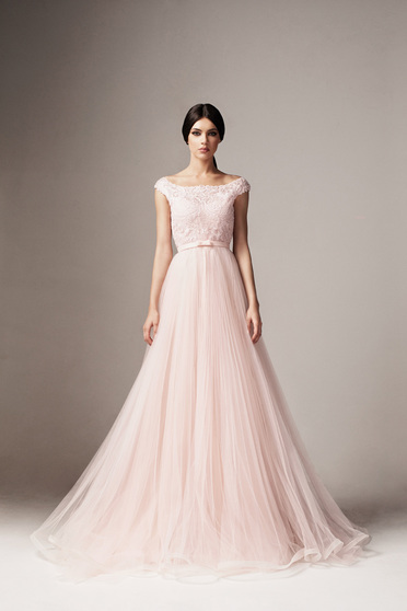 Rochie Ana Radu roz deschis de lux in clos din tul si dantela captusita pe interior accesorizata cu cordon