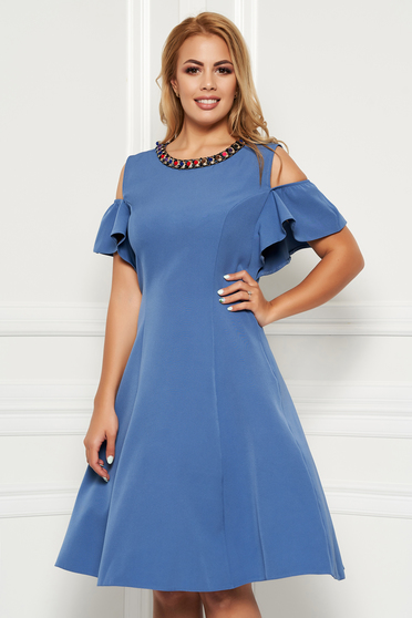Rochie albastra-deschis de zi in clos din material fin la atingere cu aplicatii metalice si umeri decupati