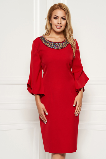 Rochie rosie eleganta tip creion din stofa subtire usor elastica cu maneci trei-sferturi cu aplicatii cu margele
