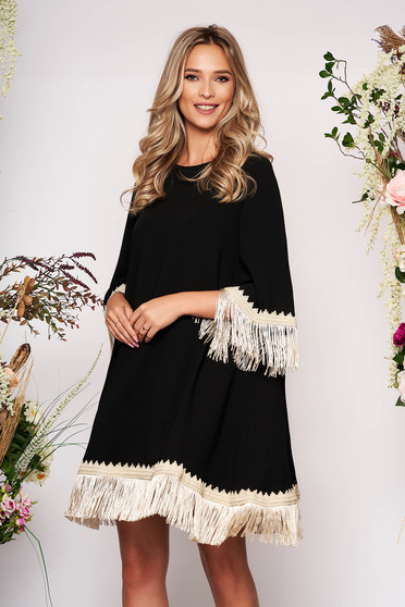 Rochie LaDonna neagra eleganta cu croi larg din stofa neelastica cu franjuri si maneca trei sferturi