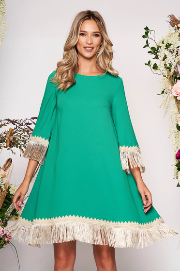 Rochie LaDonna verde eleganta cu croi larg din stofa neelastica cu franjuri si maneca trei sferturi