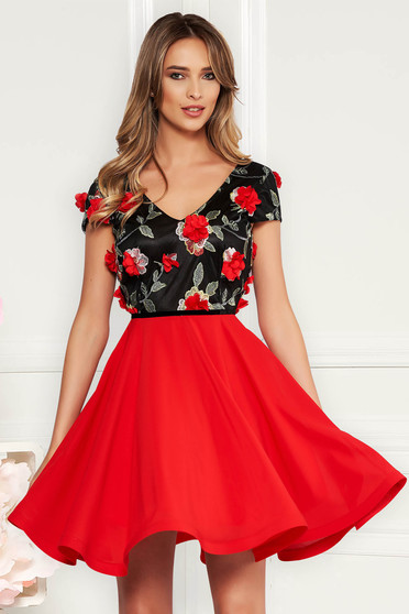 Rochie StarShinerS rosie de ocazie in clos brodata din voal cu decolteu in v cu aplicatii florale cu efect 3d