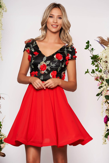 Rochie StarShinerS rosie de ocazie in clos brodata din voal cu decolteu in v cu aplicatii florale cu efect 3d