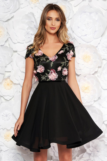 Rochie StarShinerS neagra de ocazie in clos brodata din voal cu decolteu in v cu aplicatii florale cu efect 3d