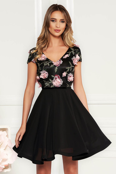Rochie StarShinerS neagra de ocazie in clos brodata din voal cu decolteu in v cu aplicatii florale cu efect 3d