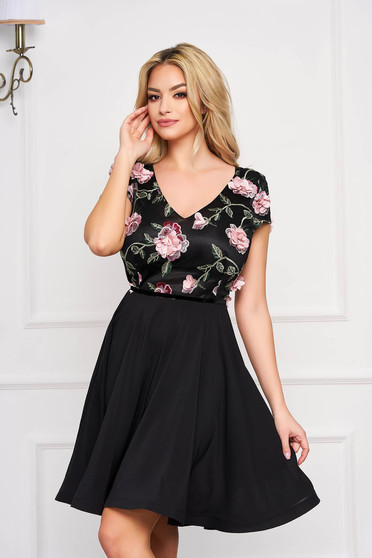 Rochie StarShinerS neagra de ocazie in clos brodata din voal cu decolteu in v cu aplicatii florale cu efect 3d