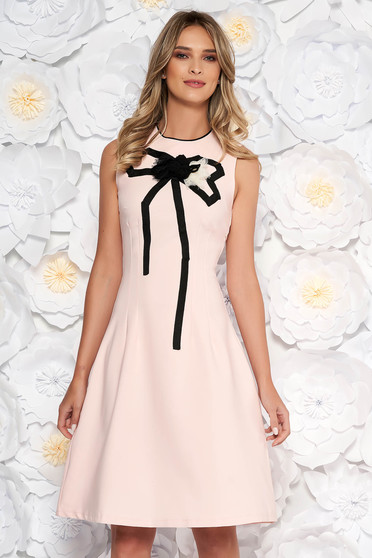 Rochie Artista roz deschis eleganta in clos din material usor elastic cu aplicatii cusute manual