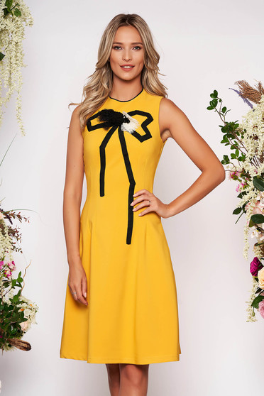 Rochie Artista mustarie eleganta in clos din material usor elastic cu aplicatii cusute manual