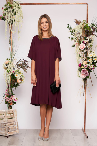 Rochie mov midi de ocazie din material vaporos cu croi larg cu aplicatii stralucitoare la decolteu si captusita pe interior