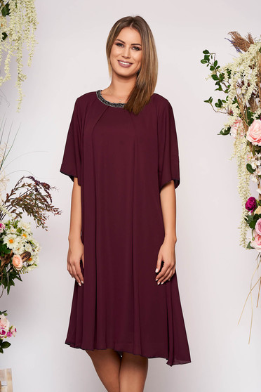 Rochie mov midi de ocazie din material vaporos cu croi larg cu aplicatii stralucitoare la decolteu si captusita pe interior