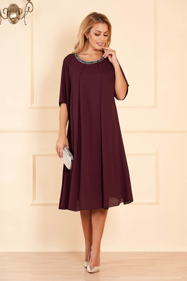 Rochie mov midi de ocazie din material vaporos cu croi larg cu aplicatii stralucitoare la decolteu si captusita pe interior
