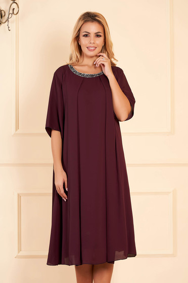 Rochie mov midi de ocazie din material vaporos cu croi larg cu aplicatii stralucitoare la decolteu si captusita pe interior