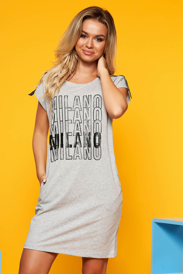 Rochie SunShine gri casual cu croi larg din bumbac usor elastic cu imprimeu cu scris