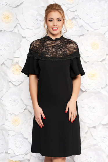 Rochie neagra cu croi larg cu maneci clopot cu aplicatii de dantela