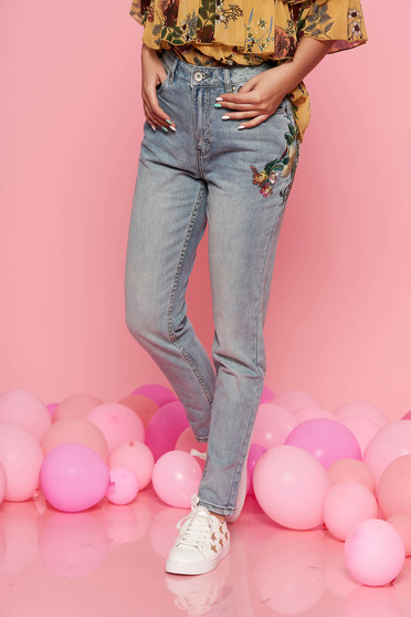 Blugi albastri Top Secret cu buzunare casual cu un croi drept cu insertii de broderie