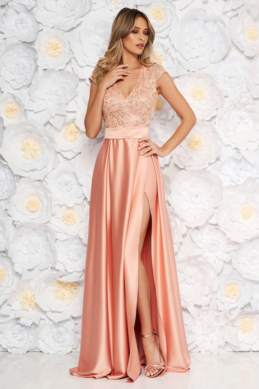 Rochie Artista piersica de ocazie in clos cu decolteu in v din material satinat din dantela cu bust buretat