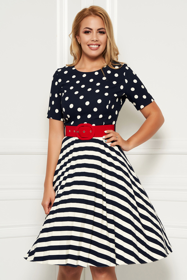 Rochie Fofy albastru-inchis de zi in clos din material usor elastic cu dungi si buline cu accesoriu tip curea
