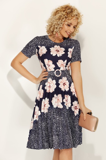 Rochie Fofy roz deschis de zi in clos din material usor elastic cu imprimeu floral si accesoriu tip curea