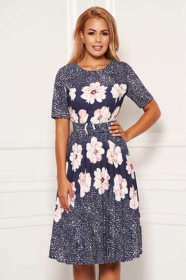 Rochie Fofy roz deschis de zi in clos din material usor elastic cu imprimeu floral si accesoriu tip curea