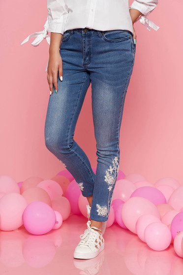 Pantaloni Top Secret albastri casual skinny cu talie medie din bumbac usor elastic cu insertii de broderie