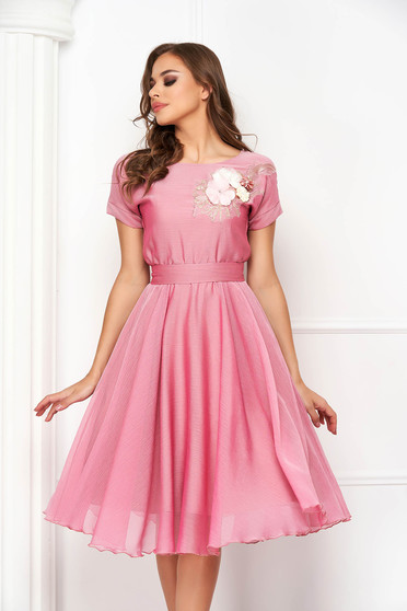 Tinute elegante dama, Rochie din voal roz deschis in clos cu elastic in talie cu brau brodat - StarShinerS - StarShinerS.ro