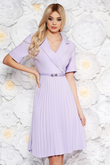 Rochie lila de zi eleganta in clos cu decolteu in v cu accesoriu tip curea din material vaporos