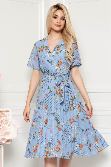 Rochie albastra-deschis de zi in clos cu decolteu in v din material vaporos cu imprimeu floral