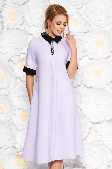 Rochie lila eleganta midi cu croi larg din material fin la atingere cu aplicatii cu margele cu buzunare