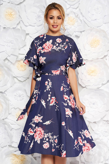 Rochie albastra-inchis de zi midi in clos din material vaporos cu imprimeuri florale accesorizata cu cordon