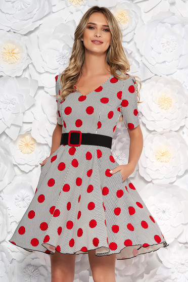 Rochie Fofy alba scurta de zi in clos cu decolteu in v buline si accesoriu tip curea