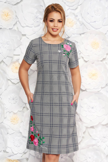 Rochie SunShine gri de zi cu un croi drept in carouri cu insertii de broderie si buzunare