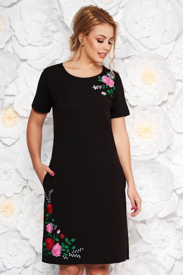 Rochie SunShine neagra de zi cu un croi drept din material elastic cu insertii de broderie