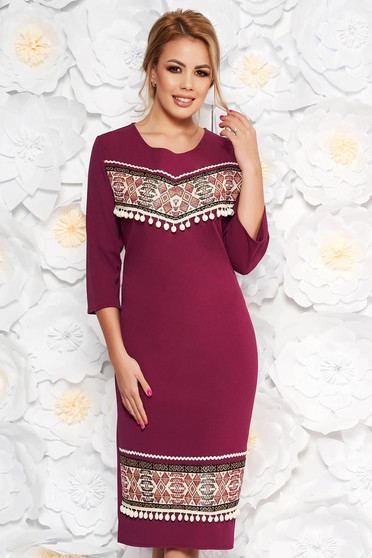 Rochie mov eleganta midi cu un croi drept din material elastic cu ciucuri