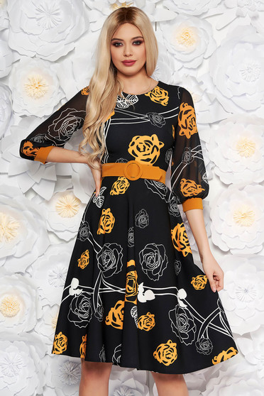 Rochie PrettyGirl neagra cu flori mustarii eleganta midi in clos din stofa subtire usor elastica cu maneci din voal cu accesoriu tip curea