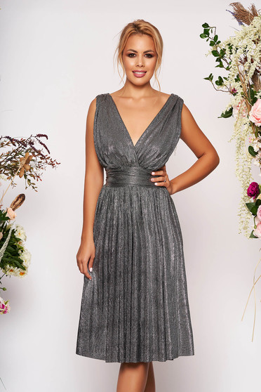 Rochie StarShinerS argintie midi de ocazie cu croi in clos cu decolteu in v fara maneci