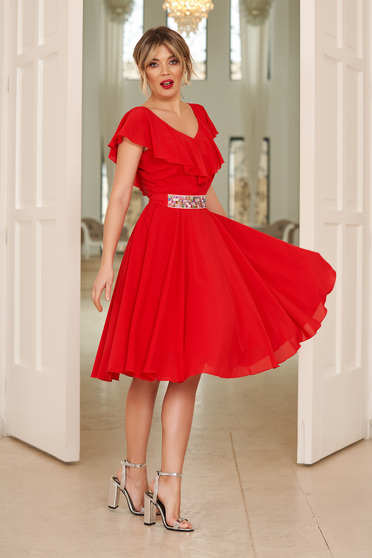 Rochie StarShinerS rosie de ocazie in clos din voal cu volanase accesorizata cu cordon