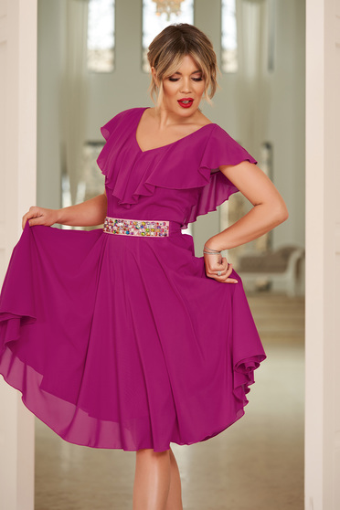 Rochie StarShinerS fuchsia de ocazie in clos din voal cu volanase si accesorizata cu cordon