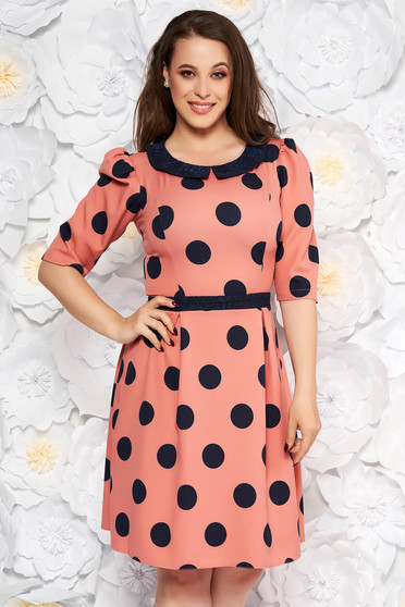 Rochie LaDonna roz eleganta de zi in clos din stofa subtire usor elastica cu buline cu guler rotunjit
