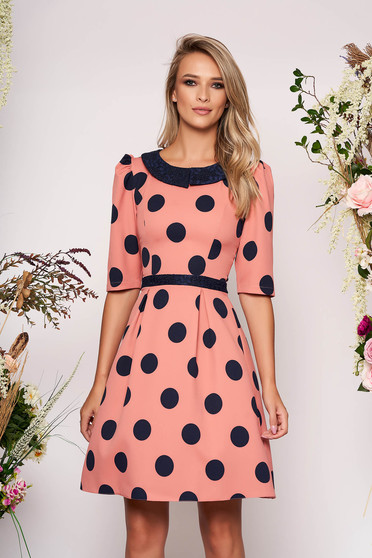 Rochie LaDonna roz eleganta de zi in clos din stofa subtire usor elastica cu buline si guler rotunjit