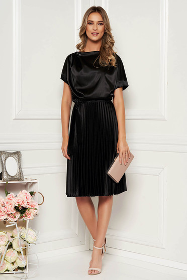 Rochie StarShinerS neagra eleganta midi in clos din satin plisata accesorizata cu cordon