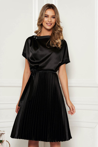 Rochie StarShinerS neagra eleganta midi in clos din satin plisata accesorizata cu cordon